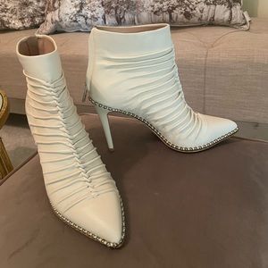 BCBGeneration cream zip up in back comfortable well-made ankle boots.